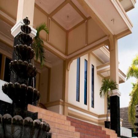 King Hotel Wates  Экстерьер фото
