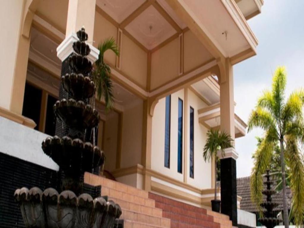 King Hotel Wates  Экстерьер фото